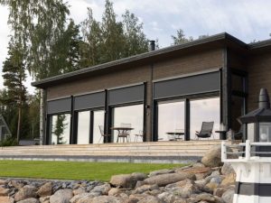 Zipscreen-Kaihdinsampo Zipscreenit modernin vapaa-ajanasunnon eteläikkunoissa Kaihdin Sampo